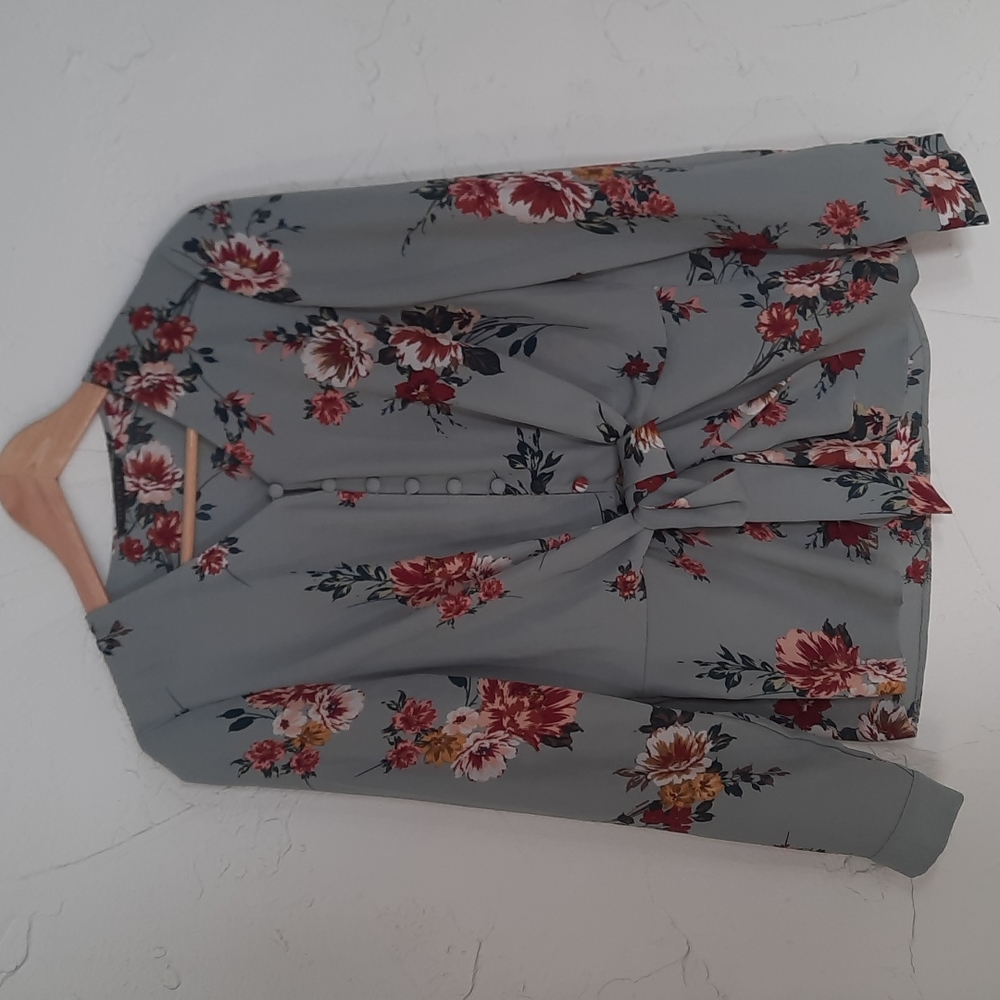 Suzy Shier Floral Blouse Sz Small With Tie At Waist